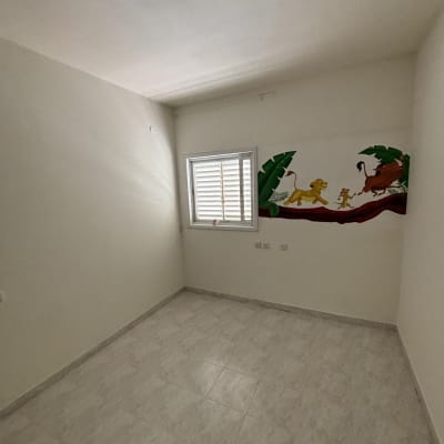 חדר ריק עם ציור קיר של דמויות מצוירות