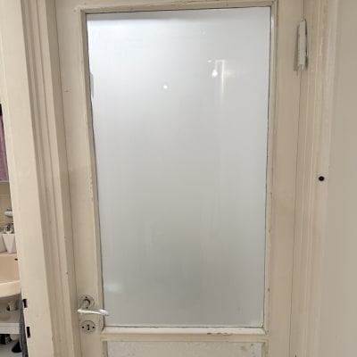 דלת עם זכוכית חלבית ומנעול כסוף