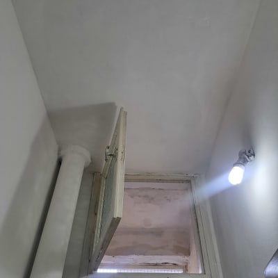 קיר צבוע עם חלון פתוח ותאורה