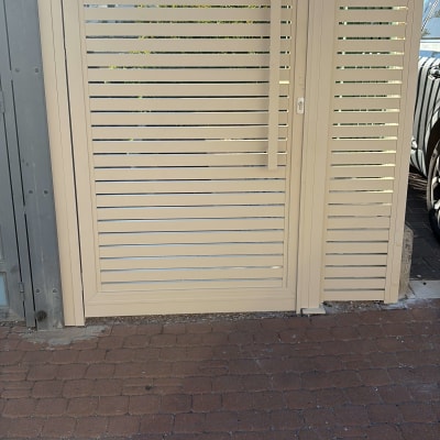 שער אלומיניום בגינה עם שביל מרוצף