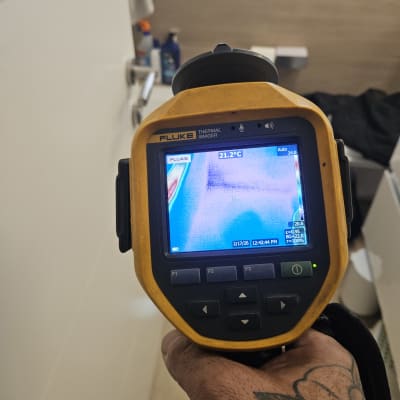 מד חום תרמי בשימוש בחדר אמבטיה לאיתור נזילות