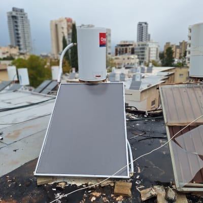 דוד שמש עם קולטים על גג בניין