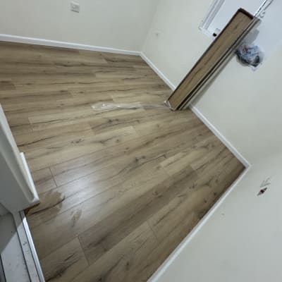 חדר עם פרקט עץ מותקן על הרצפה