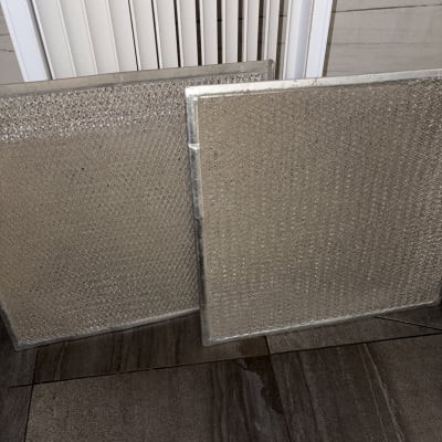 מסננים מלוכלכים על רצפה ליד תריסים