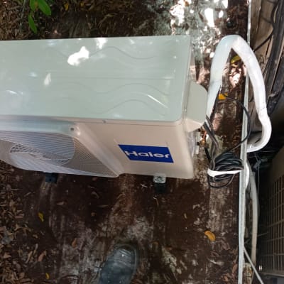 יחידת מיזוג אוויר חיצונית עם צינורות מחוברים