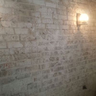 קיר גבס עם תאורה עליונה