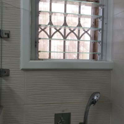 חלון עם סורגי אלומיניום בחדר אמבטיה