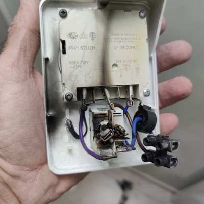 חיווט חשמלי בתוך קופסה עם רכיבים שרופים