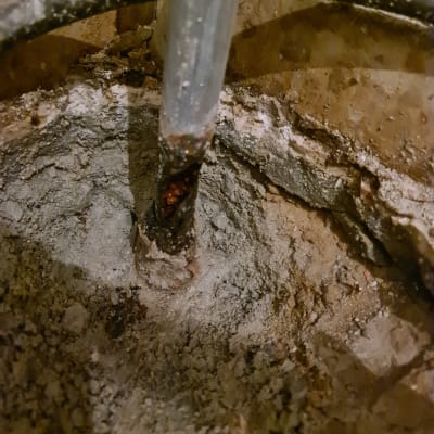 צינור מתכת חלוד בתוך קיר בטון