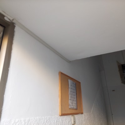 לוח חשמל פתוח עם חוטים וציוד חשמלי