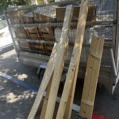 נגררת הובלות עמוסה בארגזים, כיסאות ולוחות עץ מפורקים