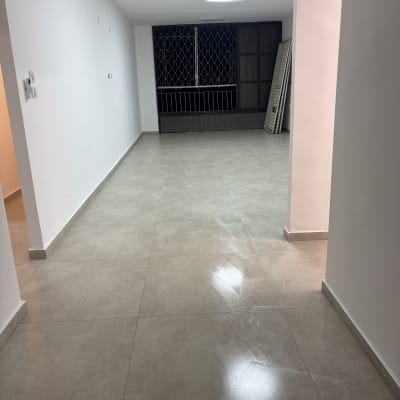 רצפה נקייה ומבריקה בחדר ריק עם תאורה חזקה