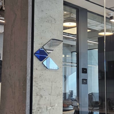 קיר בטון עם מראות מעוצבות