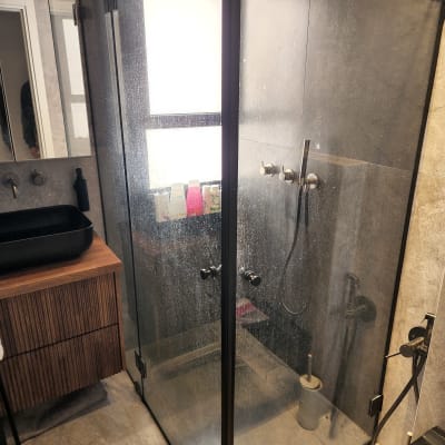 מקלחון זכוכית עם ברזים ומדף סבונים