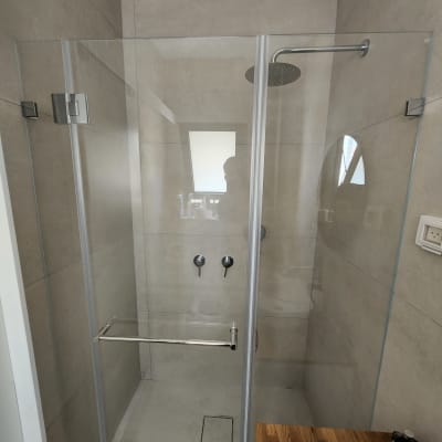 מקלחון זכוכית עם ראש מקלחת עגול וברזים