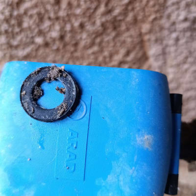 חלק פלסטיק כחול עם טבעת גומי, קשור לאינסטלציה