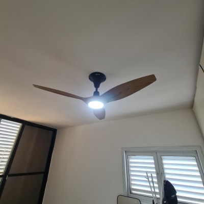 מאוורר תקרה עם תאורה דולקת בחדר