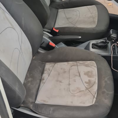 מושבי רכב עם כתמים לפני ניקוי