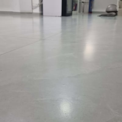 רצפה מרוצפת עם רהיטים ברקע