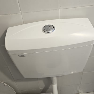 מיכל הדחה ושירותים עם צינור חיבור