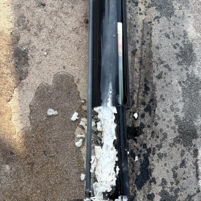 חלקי דוד שמש עם חומר בידוד על הקרקע