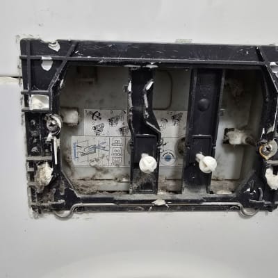 תמונה של מערכת אינסטלציה בקיר עם חלקים חשופים