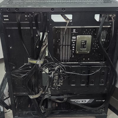 מארז מחשב עם כבלים וחלקים פנימיים