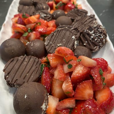 מגש עם תותים חתוכים ושוקולדים מצופים