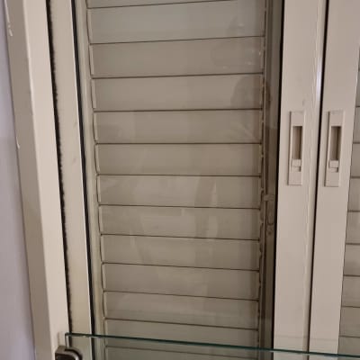 חלון אלומיניום עם תריסים סגורים