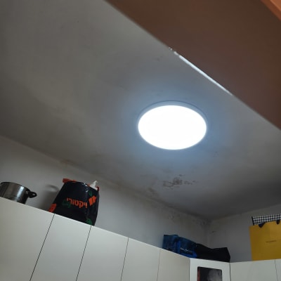 תאורה עגולה בתקרה עם אור דולק