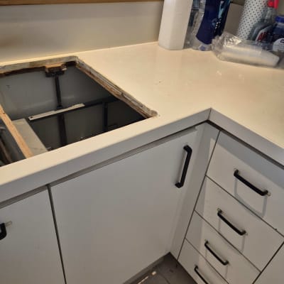 משטח עבודה במטבח עם חור לכיור