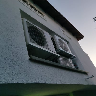 יחידות חיצוניות של מזגנים מותקנות על קיר חיצוני