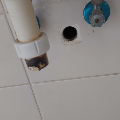 צינור מים וחיבורי אינסטלציה על קיר אריחים