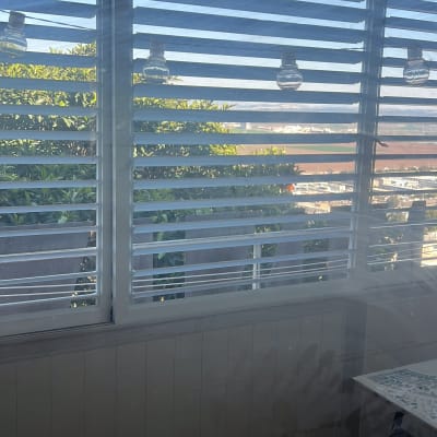 תריסי אלומיניום אופקיים עם נוף חיצוני