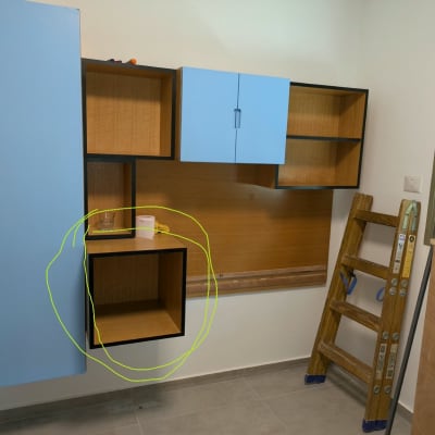 בניית פינת עבודה מעוצבת מעץ הכוללת מדפים פתוחים וארונות אחסון