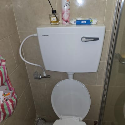 אסלה עם מיכל הדחה, צינור מים וברז