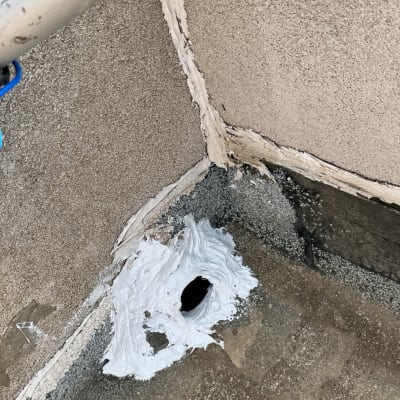 חור בגג עם חומר איטום לבן סביבו