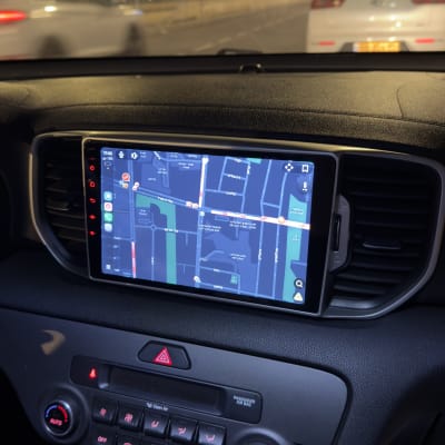 מערכת ניווט ברכב עם תצוגת מפה בלילה