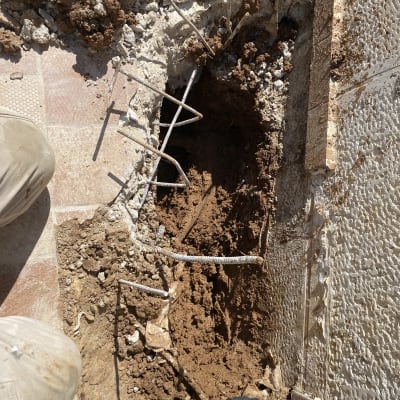 חפירה באדמה עם מוטות ברזל חשופים