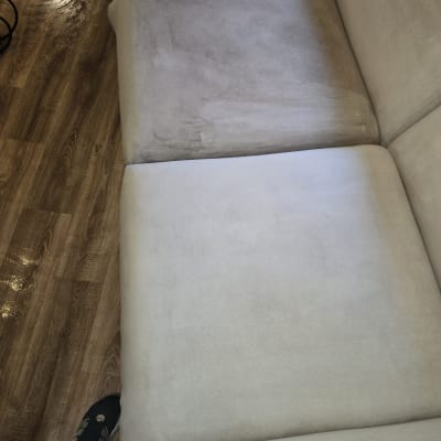 ספת בד בהירה במהלך ניקוי בהשוואה בין חלק נקי לחלק מלוכלך
