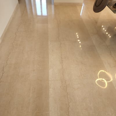 רצפה מבריקה עם שקיות זבל בפינה