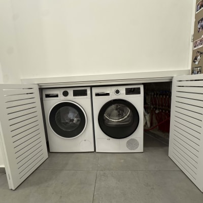 מכונת כביסה ומייבש בתוך ארון פתוח