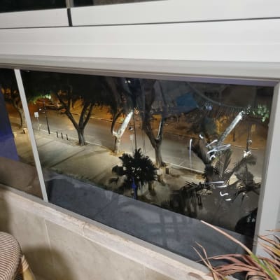 מסגרת אלומיניום של חלון עם נוף לילי