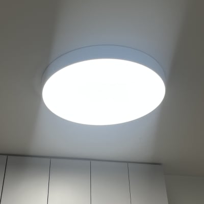 תאורה עגולה מותקנת בתקרה לבנה