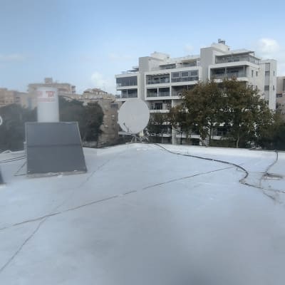 גג עם לוחות סולאריים ואנטנות, עבודה בתחום האיטום