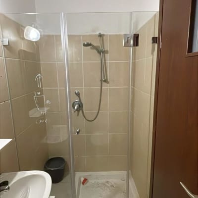 מקלחון עם דלת זכוכית וברז מקלחת