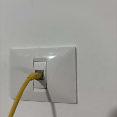 כבל רשת מחובר לשקע בקיר