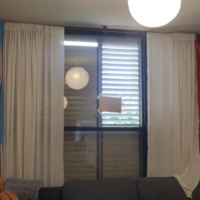 חלון עם תריסים וקרטון מודבק