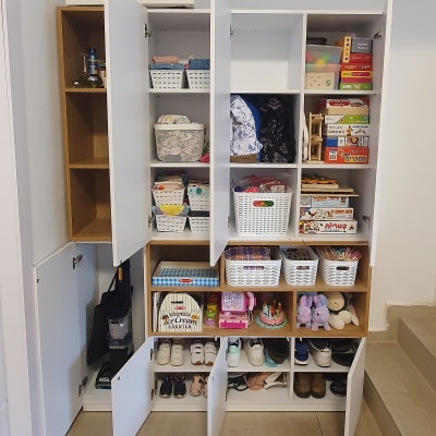 ארון עם מדפים פתוחים, מלא בסלים וצעצועים