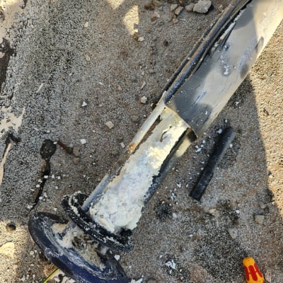 כלי עבודה וחלקי צינור על הקרקע